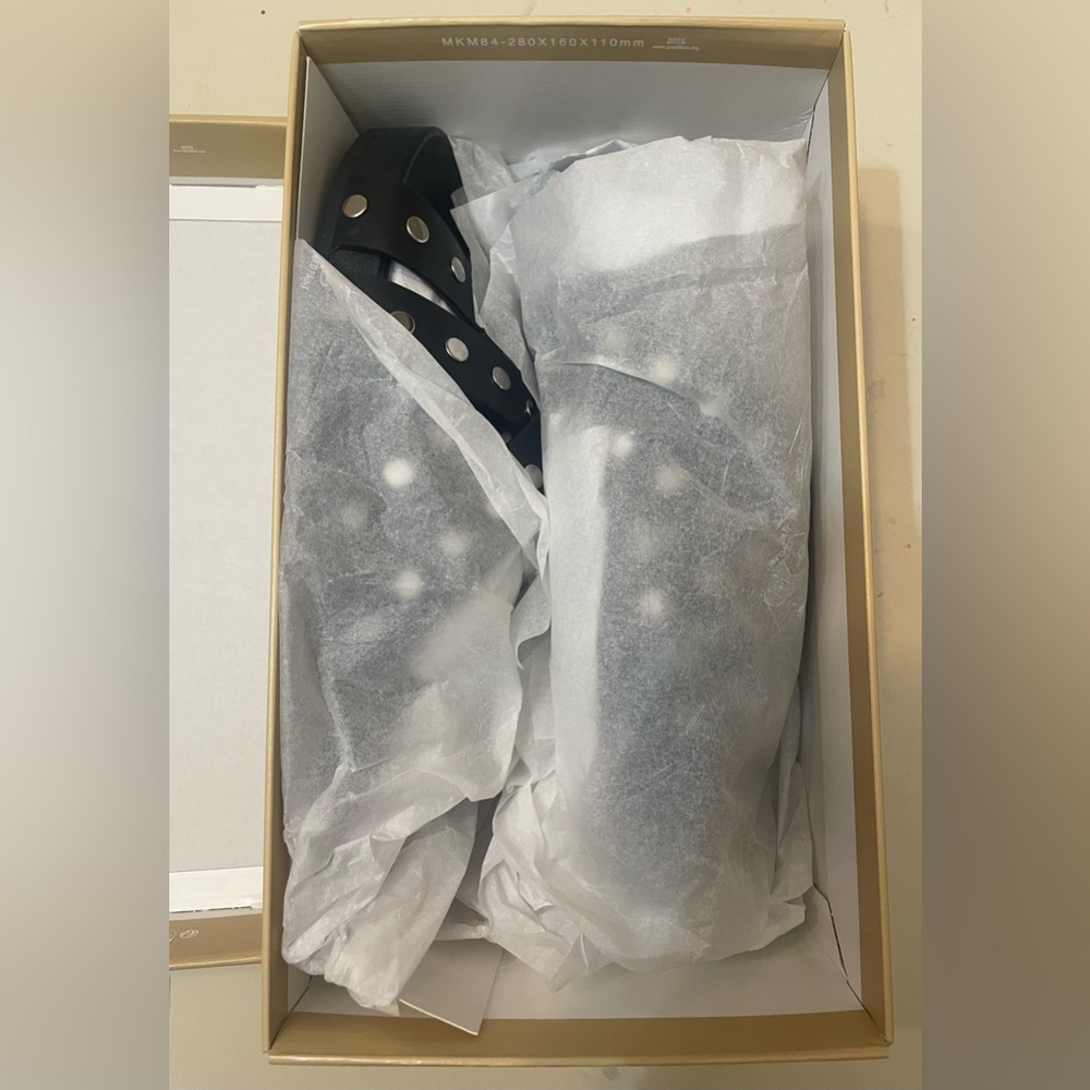 Michael Kors
Women's Irene Studded Sandals. Size 6.5. NIB. - Picture 10 of 10